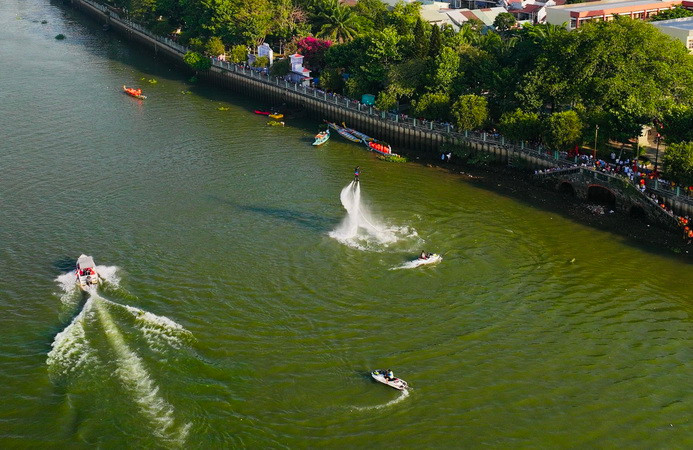 [Ảnh] Mãn nhãn với màn biểu diễn Fly Board trên sông Đồng Nai ảnh 6