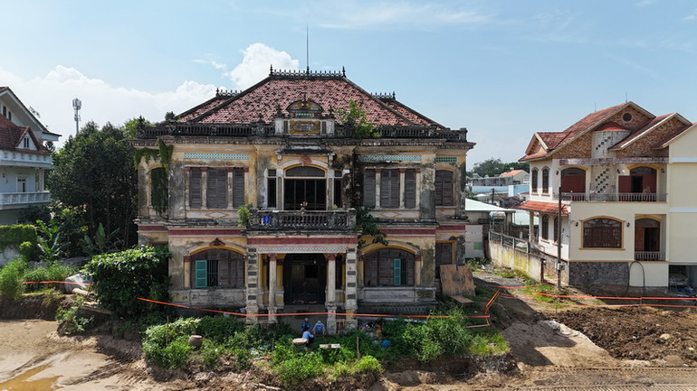 Biệt thự cổ Võ Hà Thanh nằm bên bờ sông Đồng Nai hoàn thành năm 1924 với vật liệu xây dựng được nhập từ Pháp.