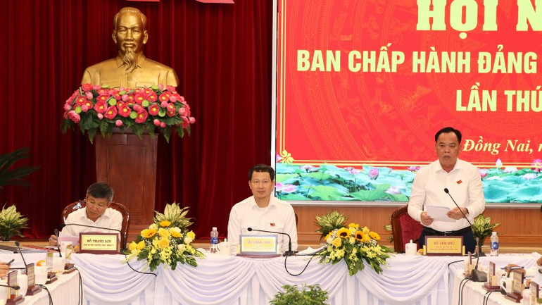Phó Bí thư Tỉnh ủy, Chủ tịch Ủy ban nhân dân tỉnh Đồng Nai Võ Tấn Đức phát biểu tại hội nghị. Phó Bí thư Tỉnh ủy, Chủ tịch Ủy ban nhân dân tỉnh Đồng Nai Võ Tấn Đức phát biểu tại hội nghị.