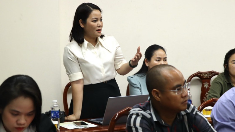 Phóng viên đặt câu hỏi tại buổi họp báo. Phóng viên đặt câu hỏi tại buổi họp báo.