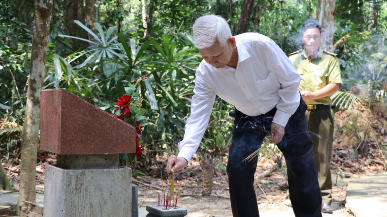 Nguyên Chủ tịch nước Nguyễn Minh Triết thắp hương tại Nghĩa trang liệt sĩ Mã Đà.