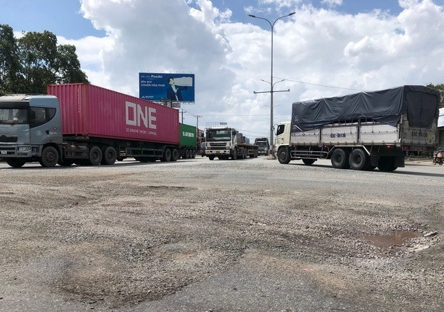 Lượng phương tiện lưu thông trên quốc lộ 51 đang quá tải nghiêm trọng.