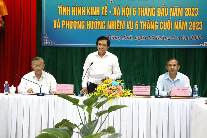 Phó Chủ tịch Ủy ban nhân dân tỉnh Đồng Nai Nguyễn Sơn Hùng phát biểu tại buổi họp báo.