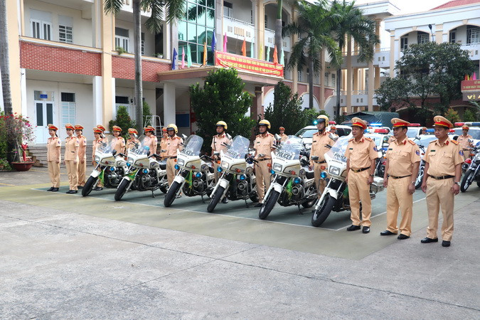 Cán bộ, chiến sĩ Công an tỉnh Đồng Nai ra quân thực hiện tuần tra kiểm soát, xử lý vi phạm trên quốc lộ 1A và quốc lộ 20.