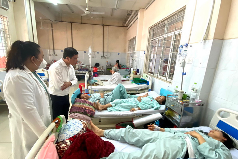 Lãnh đạo thành phố Long Khánh thăm hỏi những trường hợp sau khi ăn bánh mì nhập viện do nghi ngộ độc.