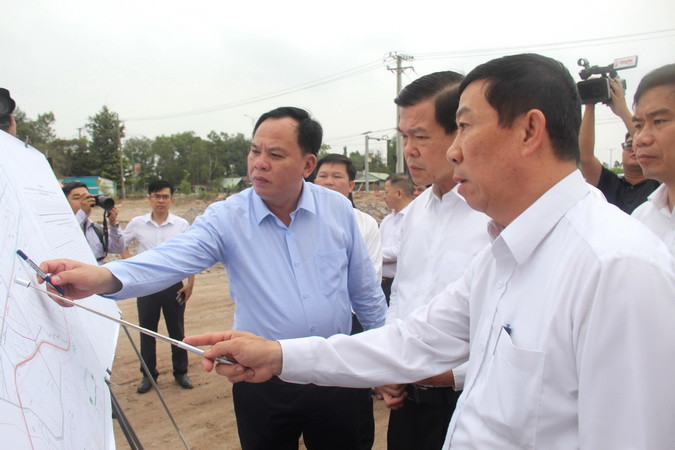 Chủ tịch Ủy ban nhân dân tỉnh Đồng Nai Võ Tấn Đức (áo xanh) cùng Bí thư Tỉnh ủy Đồng Nai Nguyễn Hồng Lĩnh kiểm tra một dự án giao thông trên địa bàn huyện Nhơn Trạch.