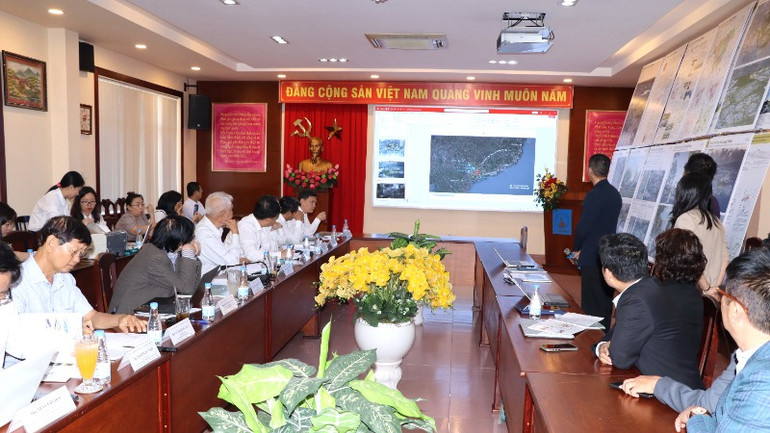 Các thành viên Hội đồng nghe trình bày phương án. Các thành viên Hội đồng nghe trình bày phương án.