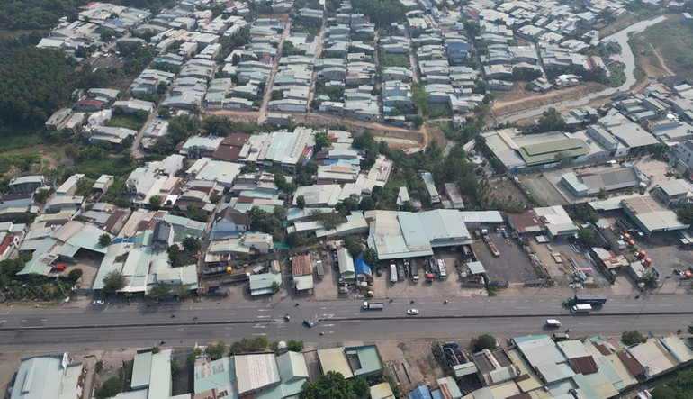 Nhà ở dày đặc khu vực dự án đi qua thuộc phường Phước Tân, thành phố Biên Hòa.