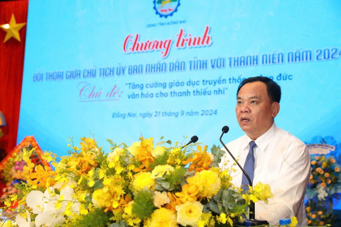 Chủ tịch Ủy ban nhân dân tỉnh Đồng Nai Võ Tấn Đức phát biểu tại chương trình đối thoại với thanh niên năm 2024.