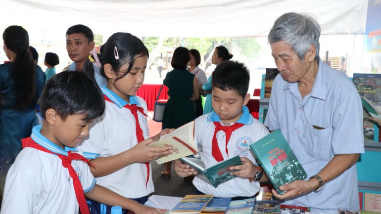 Cựu chiến binh, nhà báo Đỗ Trung Tiến, nguyên Phó Chủ tịch thường trực Hội Nhà báo tỉnh Đồng Nai giới thiệu cuốn sách Những năm tháng khó quên đến với học sinh. Cựu chiến binh, nhà báo Đỗ Trung Tiến, nguyên Phó Chủ tịch thường trực Hội Nhà báo tỉnh Đồng Nai giới thiệu cuốn sách Những năm tháng khó quên đến với học sinh.