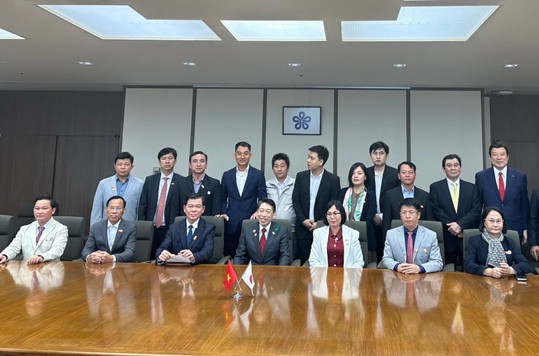 Các thành viên Đoàn công tác tỉnh Đồng Nai và đại diện Hội đồng tỉnh Fukuoka.