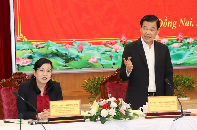 Bí thư Tỉnh ủy Đồng Nai Nguyễn Hồng Lĩnh chia sẻ kinh nghiệm của địa phương với lãnh đạo tỉnh Thái Nguyên.