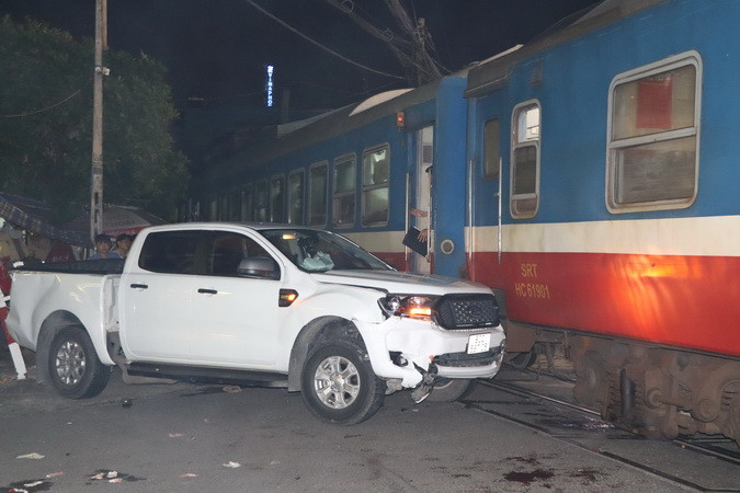 Xe ô-tô va vào tàu hỏa SNT5 gây ra vụ tai nạn nghiêm trọng.