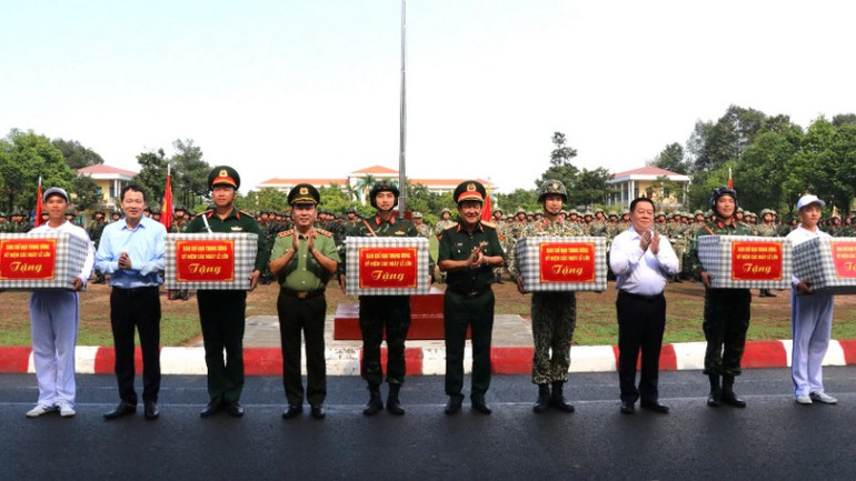 Đồng chí Nguyễn Trọng Nghĩa cùng các đồng chí lãnh đạo Bộ Quốc phòng, Bộ Công an, tỉnh Đồng Nai tặng quà động viên các khối Quân đội.