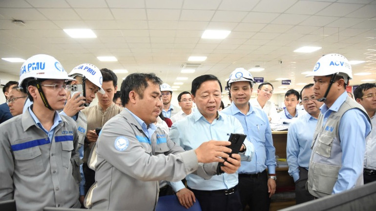 Phó Thủ tướng Trần Hồng Hà kiểm tra tại văn phòng các nhà thầu dự án sân bay Long Thành.