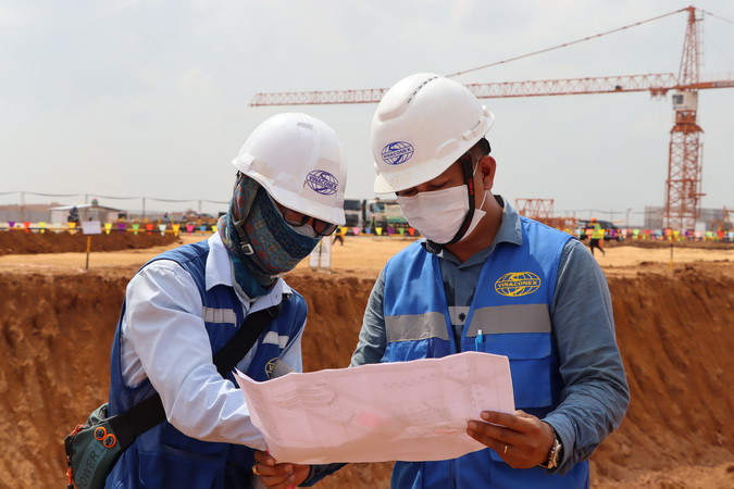 Kỹ sư trao đổi công việc trên công trường dự án sân bay Long Thành.