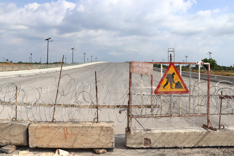 Cầu Vàm Cái Sứt được đầu tư từ nguồn vốn ngân sách gần 400 tỷ đồng.