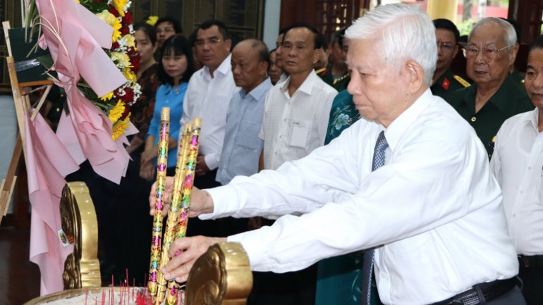 Nguyên Chủ tịch nước Nguyễn Minh Triết dâng hương tại Nhà tưởng niệm trong khuôn viên Bộ Chỉ huy Quân sự tỉnh Đồng Nai.