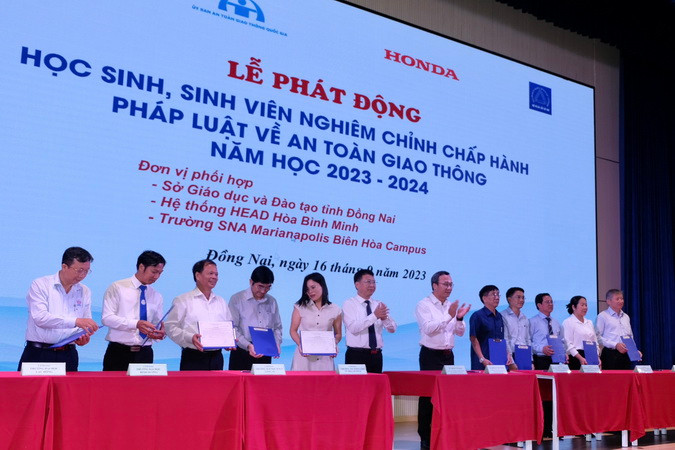 Đại diện các đơn vị ký cam kết tăng cường giáo dục an toàn giao thông.