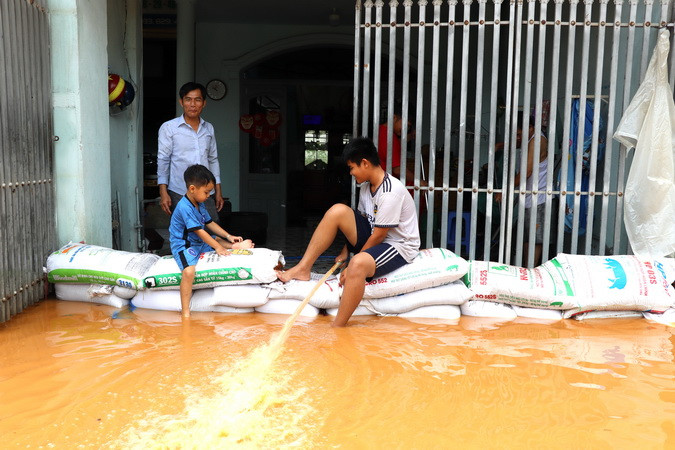 Gia đình ông Nguyễn Huy Nam khắc phục hậu quả trận lũ đột ngột. Gia đình ông Nguyễn Huy Nam khắc phục hậu quả trận lũ đột ngột.
