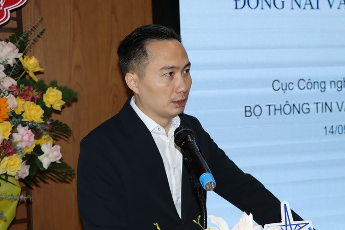 Phó Cục trưởng phụ trách Cục Công nghiệp công nghệ thông tin và truyền thông chia sẻ tại hội thảo.