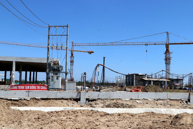 Băng rôn tạm ngưng thi công được treo trên khu vực công trường.