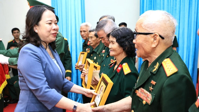 Phó Chủ tịch nước Võ Thị Ánh Xuân tặng quà cho các cựu chiến binh, nhân chứng lịch sử tham gia chiến dịch Hồ Chí Minh. Phó Chủ tịch nước Võ Thị Ánh Xuân tặng quà cho các cựu chiến binh, nhân chứng lịch sử tham gia chiến dịch Hồ Chí Minh.