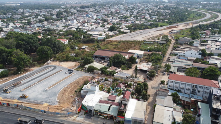 Hương lộ 2 có chiều dài 17km, là tuyến đường kết nối Quốc lộ 51 với đường cao tốc Thành phố Hồ Chí Minh-Long Thành-Dầu Giây. Do đó, các phương tiện giao thông có thể lưu thông theo tuyến đường này để đi từ Đồng Nai đến Thành phố Hồ Chí Minh, rút ngắn khoảng cách và thời gian lưu thông. Đồng thời, tuyến kết nối mới này cũng sẽ góp phần giảm tải lưu lượng phương tiện giao thông trên Quốc lộ 51, vốn đang rất quá tải hiện nay.