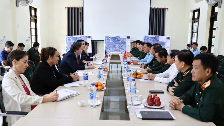 Thượng tướng Hoàng Xuân Chiến chủ trì, tiếp xã giao ngài Marc Knapper, Đại sứ Hoa Kỳ tại Việt Nam.