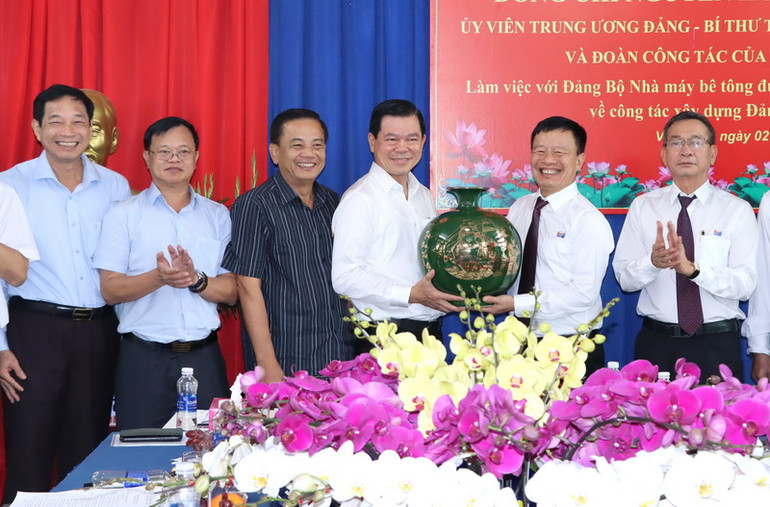 Lãnh đạo tỉnh Đồng Nai tặng quà lưu niệm cho đại diện Đảng bộ Nhà máy bê-tông đúc sẵn Hùng Vương.