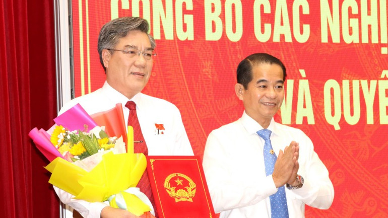 Chủ tịch Hội đồng nhân dân tỉnh Đồng Nai Thái Bảo trao nghị quyết về sắp xếp tổ chức bộ máy các cơ quan thuộc Ủy ban nhân dân tỉnh.