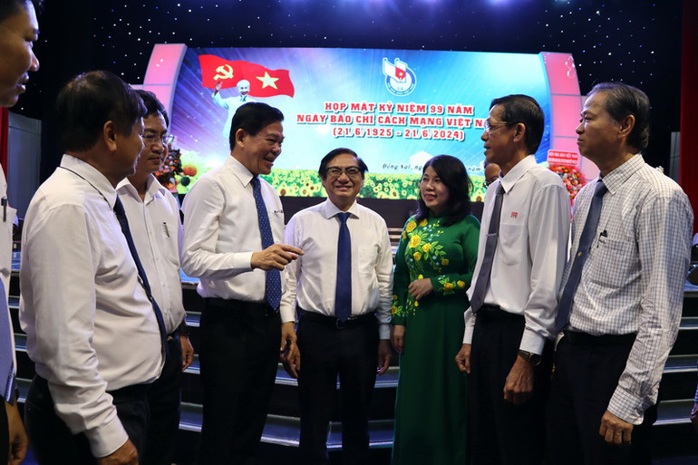 Bí thư Tỉnh ủy Đồng Nai Nguyễn Hồng Lĩnh và Phó Chủ tịch Hội Nhà báo Việt Nam Trần Trọng Dũng trao đổi với các đại biểu tại buổi họp mặt.