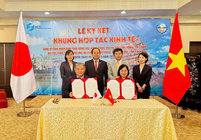 Phó Chủ tịch Ủy ban nhân dân tỉnh Đồng Nai Nguyễn Thị Hoàng và đại diện lãnh đạo Cục Kinh tế, Thương mại và Công nghiệp Vùng Kansai ký kết bản thỏa thuận hợp tác lần thứ 5. (Ảnh: XUÂN NƯƠNG)