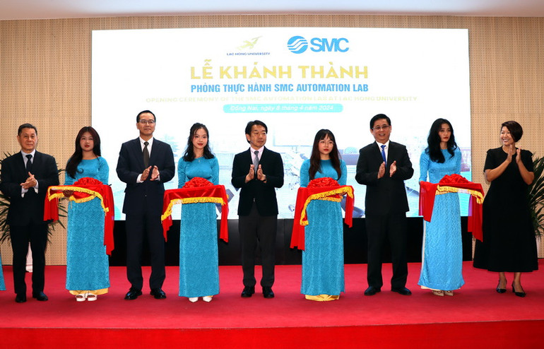 Các đại biểu cắt băng đánh dấu mốc chính thức Phòng thí nghiệm tự động hóa đi vào hoạt động.