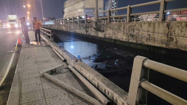 Thanh lan can cầu bị gãy sau khi ô-tô tông vào.