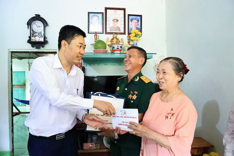 Chánh Văn phòng Tỉnh ủy Đồng Nai Viên Hồng Tiến thăm, tặng quà cho thân nhân chiến sĩ Điện Biên Hoàng Đình Tứ, phường Phú Bình, thành phố Long Khánh. Chánh Văn phòng Tỉnh ủy Đồng Nai Viên Hồng Tiến thăm, tặng quà cho thân nhân chiến sĩ Điện Biên Hoàng Đình Tứ, phường Phú Bình, thành phố Long Khánh.