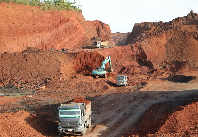 Khai thác vật liệu san lấp phục vụ thi công dự án cao tốc Phan Thiết-Dầu Giây.