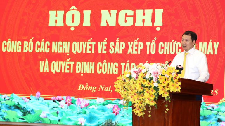 Đồng chí Vũ Hồng Văn, Bí thư Tỉnh ủy Đồng Nai phát biểu tại Hội nghị công bố các nghị quyết, quyết định về sắp xếp tổ chức bộ máy và công tác cán bộ.