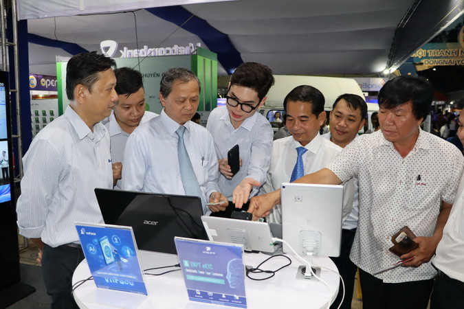 Lãnh đạo tỉnh Đồng Nai tham quan gian hàng tại Tuần lễ Chuyển đổi số năm 2023.