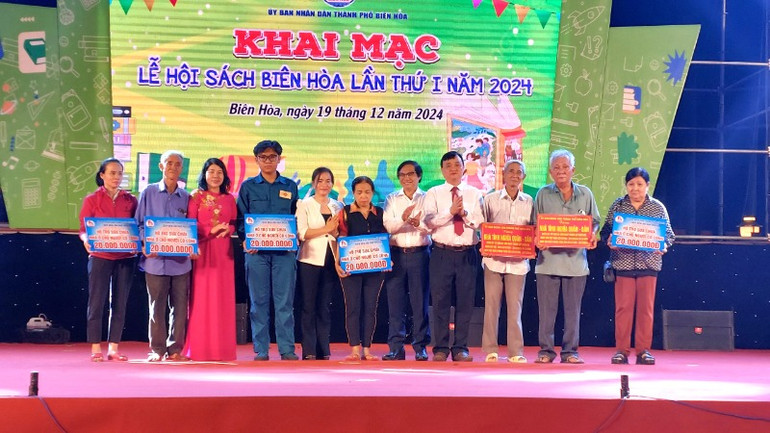 Lãnh đạo tỉnh Đồng Nai và thành phố Biên Hòa trao bảng tượng trưng hỗ trợ sửa chữa nhà và nhà nghĩa tình quân dân.