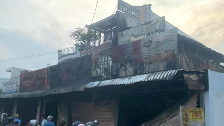 Vụ cháy làm nhiều tài sản bên trong 2 căn nhà bị hư hại hoàn toàn.