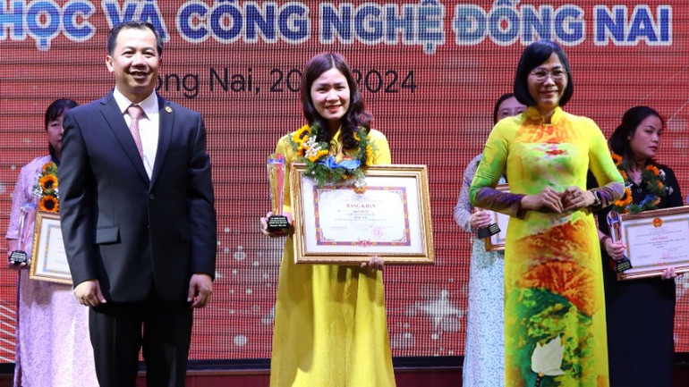 Phó Chủ tịch Ủy ban nhân dân tỉnh Đồng Nai Nguyễn Thị Hoàng và Giám đốc Sở Khoa học Công nghệ Đồng Nai Lại Thế Thông trao giải cho tác giả đạt giải cao Giải thưởng Sản phẩm truyền thông khoa học và công nghệ năm 2024.