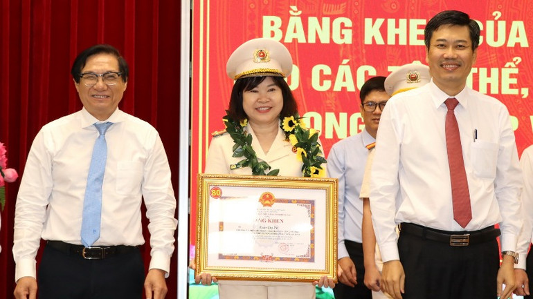 Lãnh đạo tỉnh Đồng Nai tuyên dương các cá nhân.