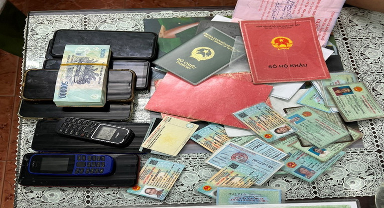 Thu giữ nhiều giấy tờ liên quan đến việc cho vay lãi nặng của nhóm đối tượng.