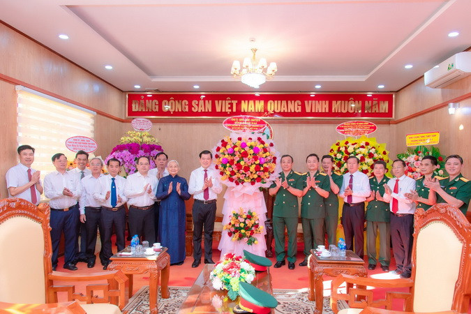 Lãnh đạo tỉnh Đồng Nai tặng lẵng hoa chúc mừng Bộ Chỉ huy quân sự tỉnh nhân kỷ niệm 79 năm Ngày thành lập Quân đội nhân dân Việt Nam.