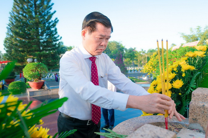 Bí thư Tỉnh ủy Đồng Nai Nguyễn Hồng Lĩnh dâng hương tưởng nhớ các anh hùng liệt sĩ tại Nghĩa trang liệt sĩ tỉnh.