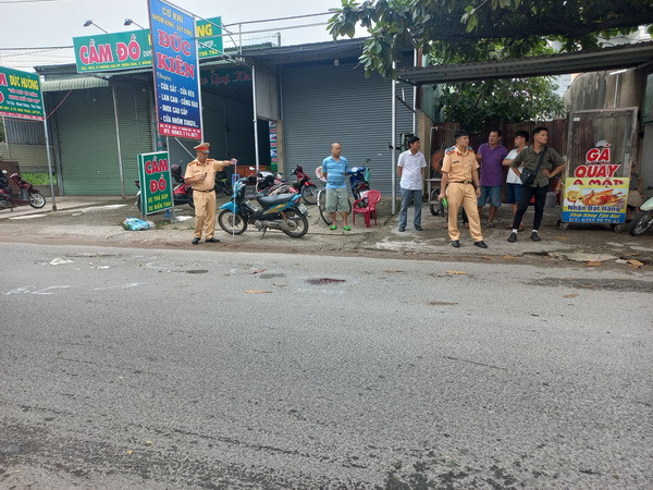 Lực lượng Công an tiến hành khám nghiệm hiện trường, điều tra nguyên nhân vụ tai nạn.