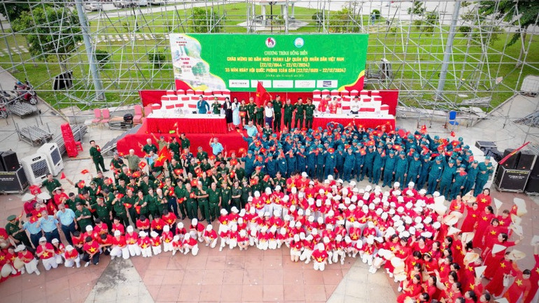 Các cựu chiến binh, dân quân tự vệ và hội viên Liên đoàn thể dục tỉnh Đồng Nai tham gia sự kiện tại Công viên Dương Tử Giang.