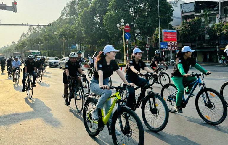 Cán bộ công chức Sở Tài nguyên và Môi trường Đồng Nai đạp xe hưởng ứng Chiến dịch Giờ Trái đất năm 2024.