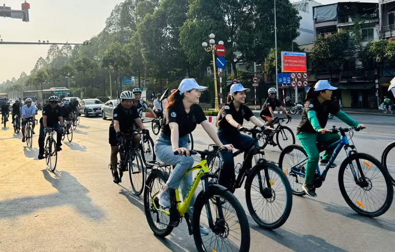 Cán bộ công chức Sở Tài nguyên và Môi trường Đồng Nai đạp xe hưởng ứng Chiến dịch Giờ Trái đất năm 2024. Cán bộ công chức Sở Tài nguyên và Môi trường Đồng Nai đạp xe hưởng ứng Chiến dịch Giờ Trái đất năm 2024.